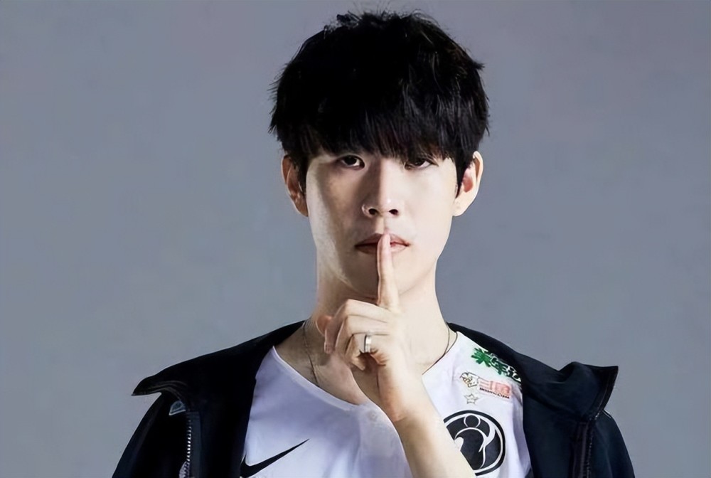 开玩笑的！ GALA Comet EZ 疯狂击杀蝙蝠 JIEJIE ，用致命的剪刀脚 Invictus Gaming 扫除 FunPlus Phoenix 。